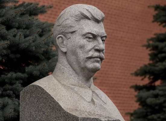 В Волгограде устанавливают двухметровый памятник Сталину