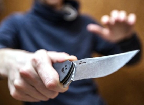 Волгоградский подросток ударил ножом продавца телефона