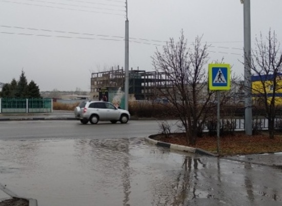 В Волжском на отремонтированных дорогах скапливаются огромные лужи