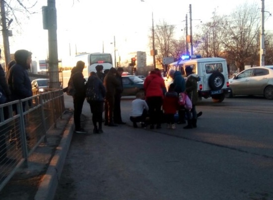 На юге Волгограда пешеход спешил на трамвай и угодил под колёса авто