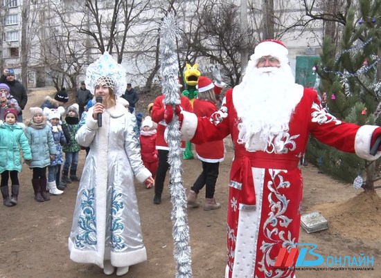 Жители Дзержинского района встретили Деда Мороза в собственном дворе