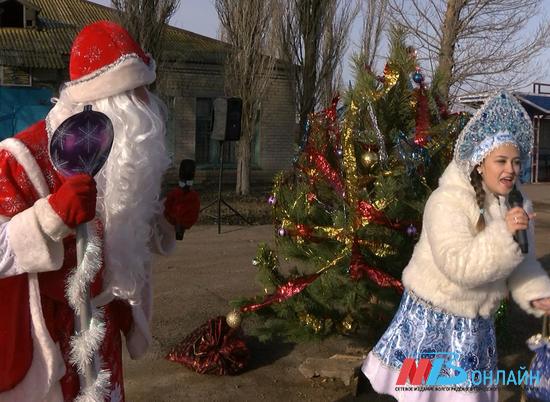 Дед Мороз и Снегурочка подарили праздник детям поселка Гули Королевой