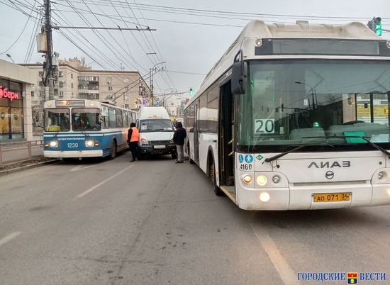 В центре Волгограда маршрутка врезалась в полный пассажиров автобус