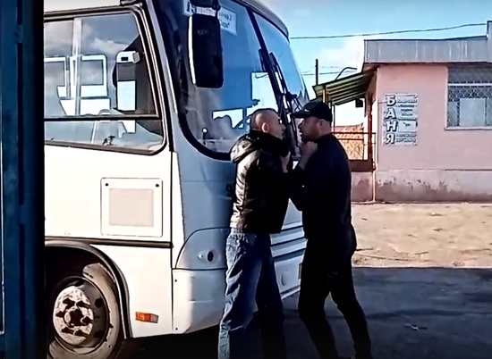 Пьяный волгоградец пытался побить водителя автобуса и получил отпор