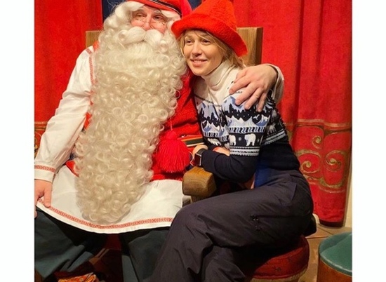 Волгоградка Альбина Джанабаева сделала фото с Санта-Клаусом на его родине