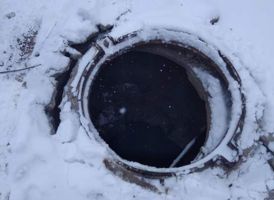 Неизвестные украли крышку канализационного люка на западе Волгограда