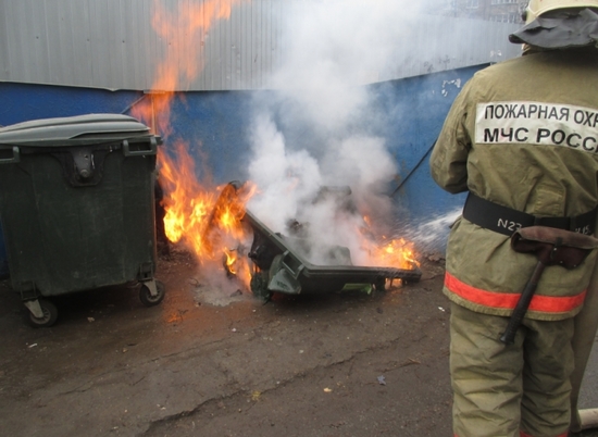 В Кировском районе Волгограда подожгли два мусорных контейнера