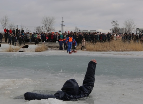 Спасатели предостерегают волгоградцев от выхода на лед