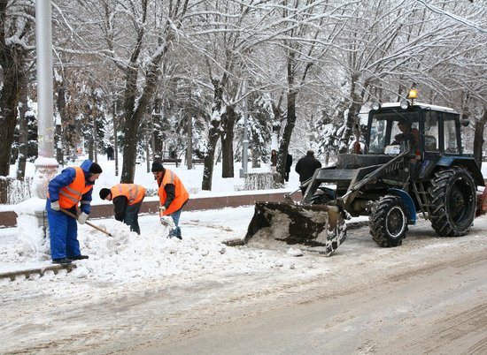 50 спецмашин очищают дороги Волгограда от снега