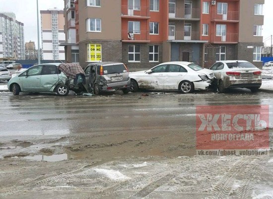 В Кировском районе Волгограда неизвестный протаранил 4 автомобиля
