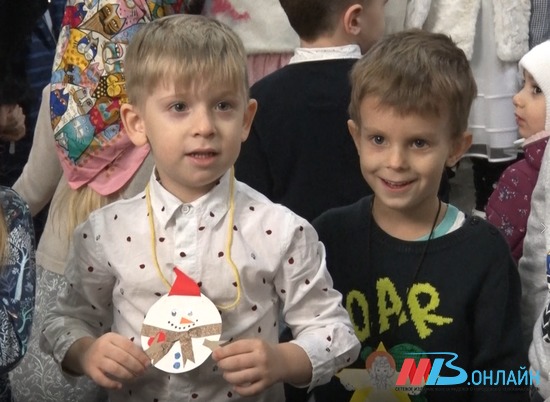 В Волгограде взрослые и дети спели в «рождественском караоке»