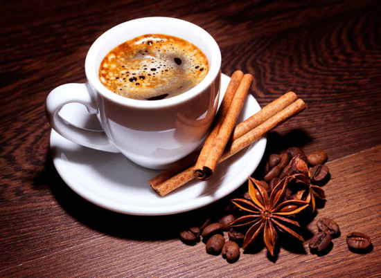 Названы полезные свойства кофе с корицей