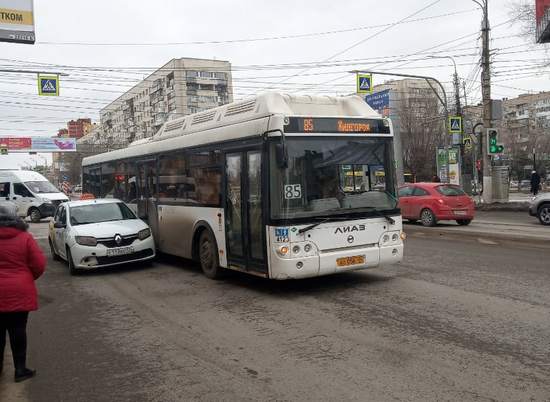 В Волгограде такси протаранило пассажирский автобус