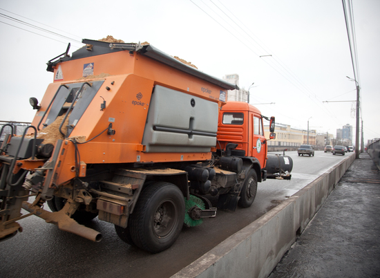За сутки на дороги Волгоградской области нанесли более тысячи тонн реагентов