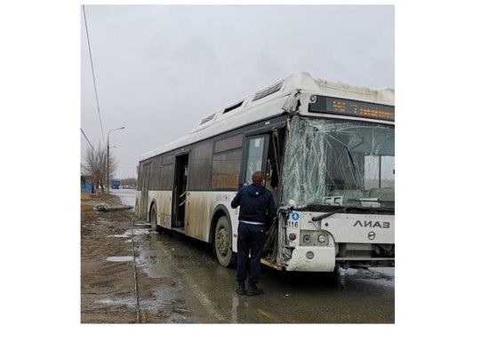 В Волгограде грузовик «подрезал» автобус № 55: «ЛИАЗ» врезался в столб