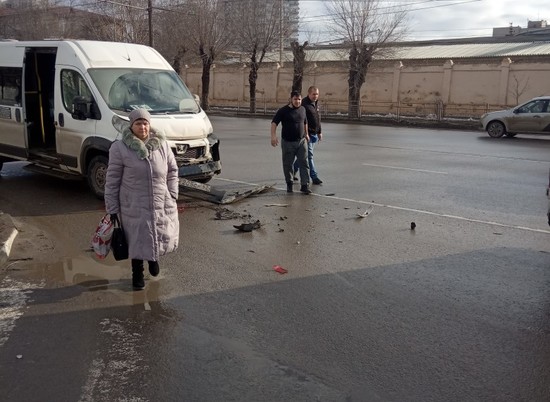 Нелегальная маршрутка в Волгограде врезалась в грузовик