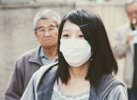 Можно ли заразиться коронавирусом через бандероль из Китая: мнение медика