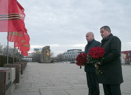 Губернатор Бочаров почтил память жертв блокады Ленинграда и холокоста