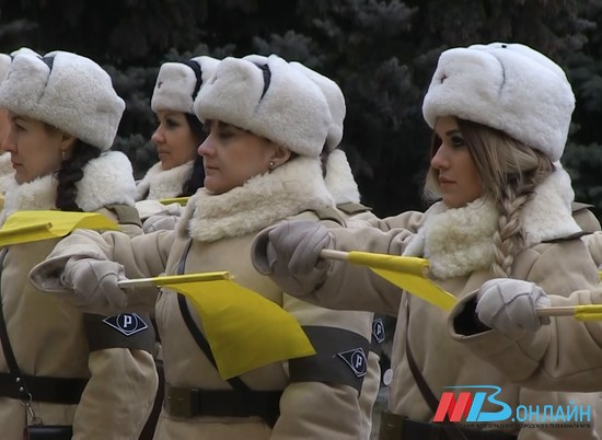 Знаменитые девушки-регулировщицы в Волгограде готовятся ко 2 Февраля