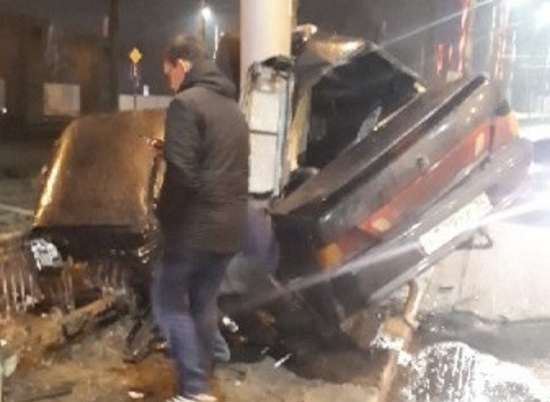 В Волгограде чудом выжил водитель врезавшегося в столб ВАЗа-2115