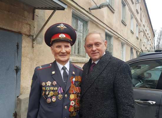 Участник Сталинградской битвы Николай Королев получил первую медаль в честь 75-летия Победы