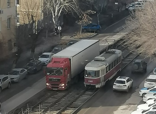В Волгограде грузовик посчитал себя трамваем, но ошибся (ФОТО)