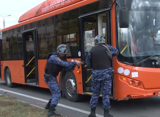 В Волгограде росгвардейцы задержали пьяную дебоширку в 77-м автобусе