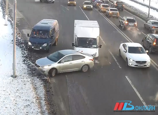 В Волгограде на «нулевой» продольной ДТП парализовало движение авто