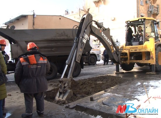 Специалисты «Концессии теплоснабжения» устраняют прорыв трубы в центре Волгограда