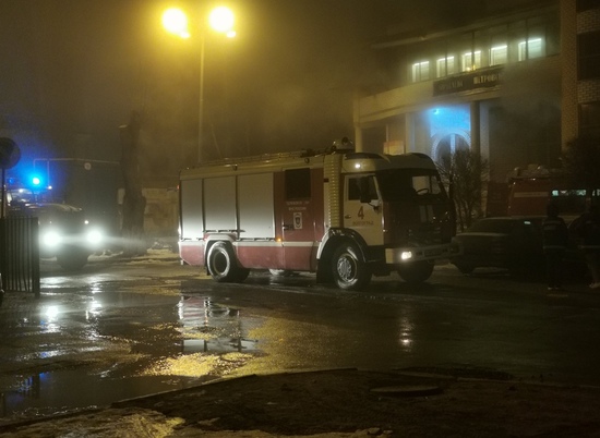 В Волгограде ночью на Тулака загорелся спорткомплекс «Петровский»