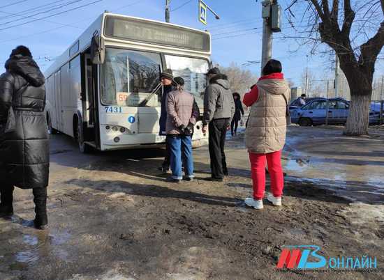 В Волгограде легковушка вылетела на красный и подрезала рейсовый автобус