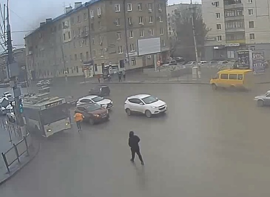 В Волгограде «копейка» остановила троллейбусы
