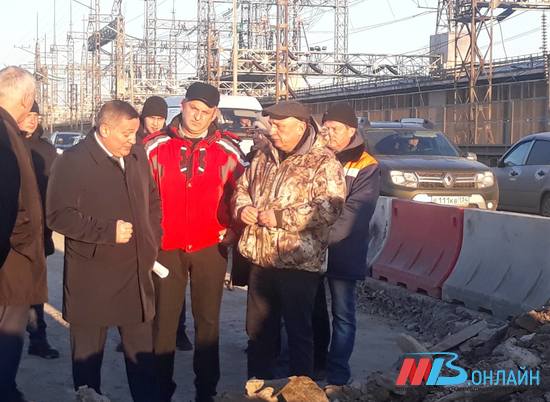 Андрей Бочаров проверяет ход ремонта дороги через Волжскую ГЭС