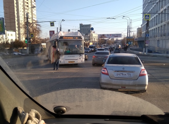 В Волгограде «Тойта-Камри» подрезала автобус в районе Тулака
