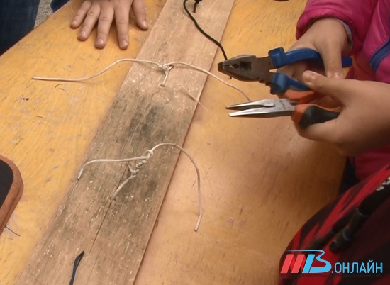Волгоградские школьники попытались завязать узлы плоскогубцами