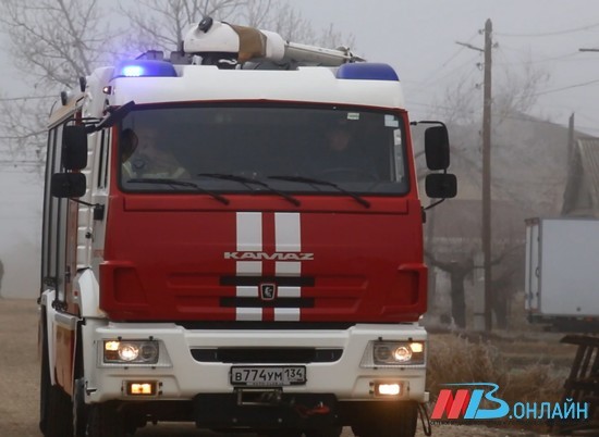 В Волгоградской области при пожаре обрушился дом: есть пострадавший