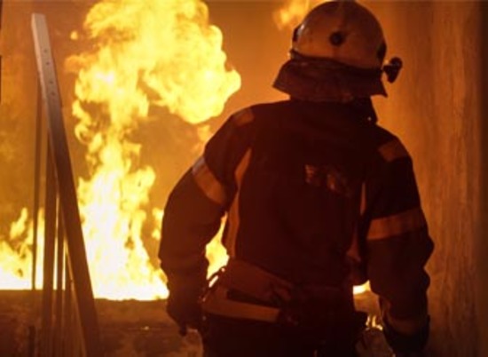 В Волгограде при пожаре в многоэтажке пострадал человек