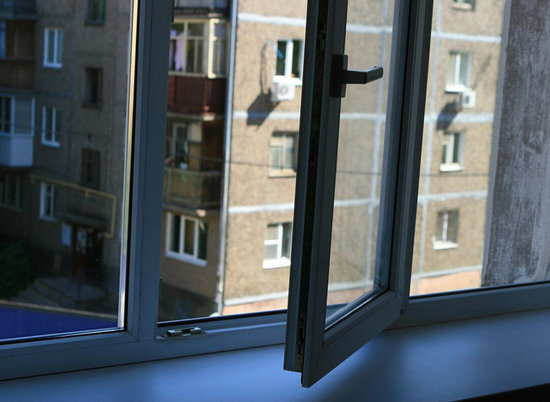 В Волгограде мужчина выпал из окна восьмого этажа и разбился насмерть