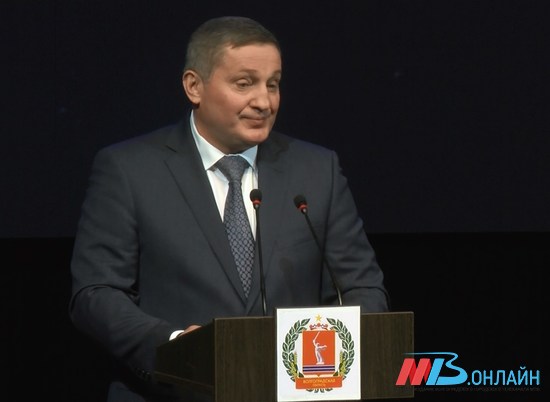 Губернатор Андрей Бочаров поздравил волгоградок с 8 Марта