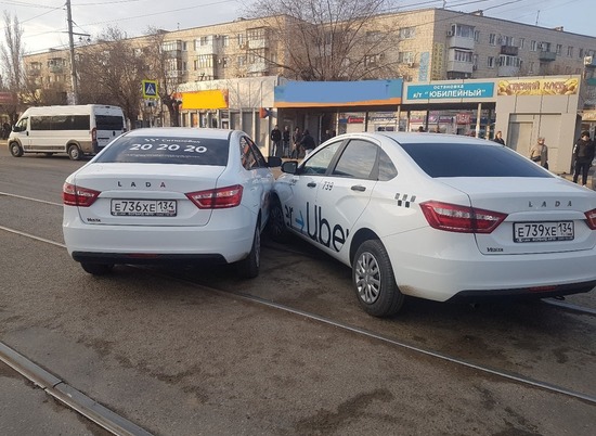 Такси-близнецы "поцеловались" на трамвайных путях в Волгограде