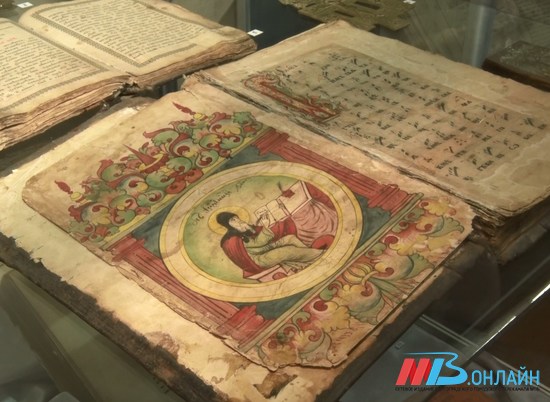 В Волгограде на выставке показали уникальные духовные книги