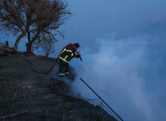 Пожарные потушили крупное возгорание под Волгоградом