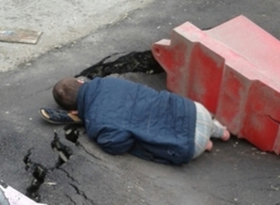 Пьяный карлик упал в яму из-за просевшего асфальта в центре Саратова