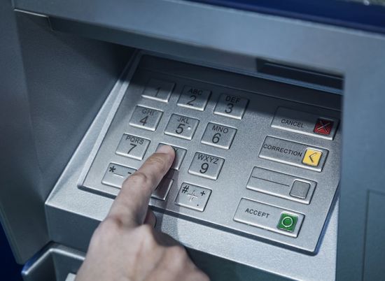 ЦБ посоветовал банкам ограничить выдачу наличных в банкоматах