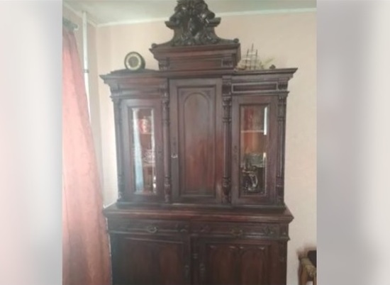 Житель Камышина продает старинный шкаф за 400 тысяч рублей