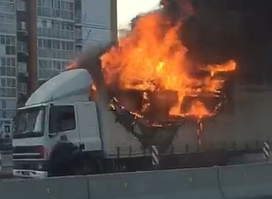 Стала известна причина возгорания грузовика на остановке в Волгограде