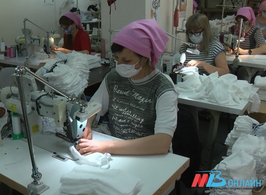В Волгоградской области тысячами шьют медицинские маски