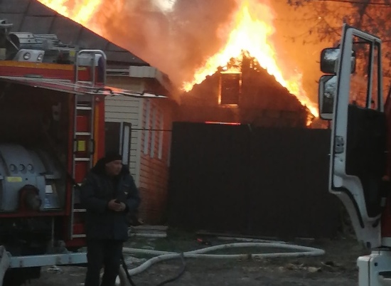 В Краснооктябрьском районе Волгограда загорелся частный дом