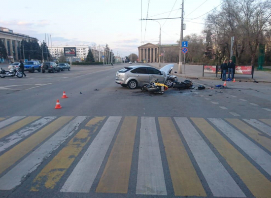 В центре Волгограда иномарка сбила двух мотоциклистов