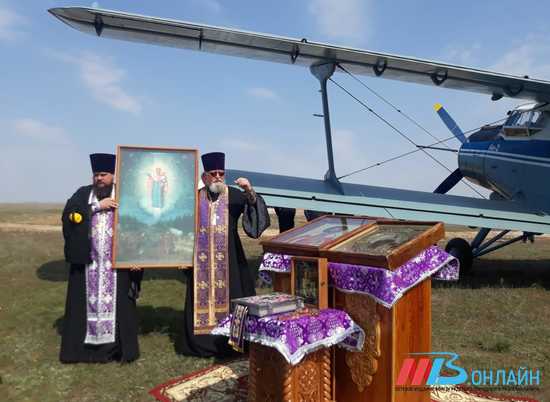 Священники прочитали молитву от коронавируса в небе над Волгоградом
